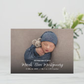 Elegantes, modernes Script Foto Baby Birth Ankündigung (Stehend Vorderseite)