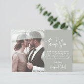 Elegantes, modernes Script Green Foto Hochzeit Dankeskarte (Stehend Vorderseite)