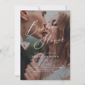 Elegantes, modernes Skript-minimales Foto-Brautpar Einladung (Vorderseite)