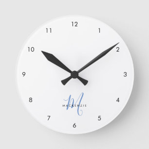 Elegantes modernes weiß-blaues Schriftmonogramm Runde Wanduhr