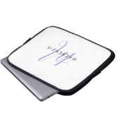 Elegantes modernes weißes lila Skript-Monogramm Laptopschutzhülle (Vorne Knopf)