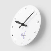 Elegantes, modernes White Lavender Script Monogram Runde Wanduhr (Winkel)