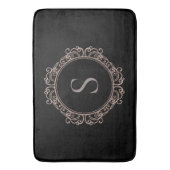 Elegantes Monogram Blush Black Badematte (Vorderseite Vertikal)