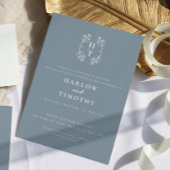 Elegantes Monogram Floral Wappen Dusty Blue Weddin Einladung