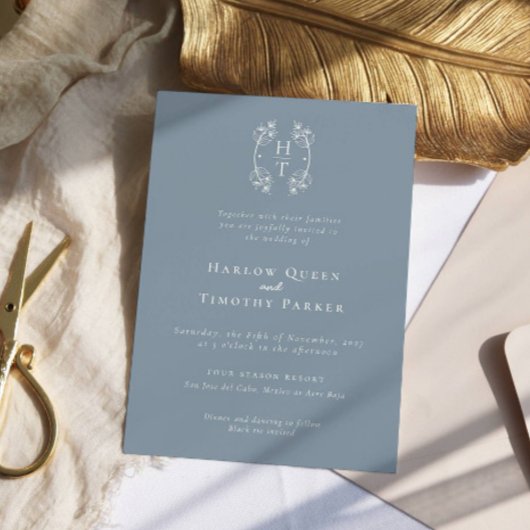 Elegantes Monogram Floral Wappen Dusty Blue Weddin Einladung