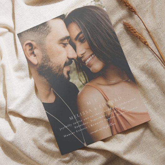 Elegantes Monogram Foto Minimalistisch Wedding Einladung