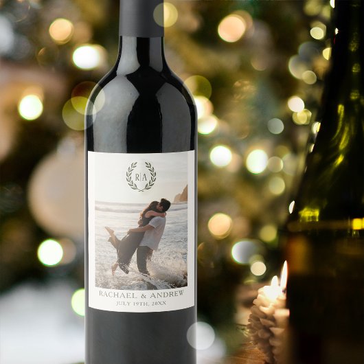 Elegantes Monogram Foto Wedding Wreath Green Weinetikett