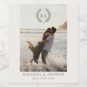 Elegantes Monogram Foto Wedding Wreath Green Weinetikett (Einzelnes Label)