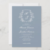 Elegantes Monogram Wappen Dusty Blue Wedding Einladung (Vorderseite)