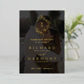 Elegantes Monogram Wreath Black Foto Save the Date Folieneinladung (Stehend vorne)