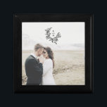 Elegantes Monogram Wreath Wedding Couple Foto Erinnerungskiste<br><div class="desc">Dieses elegante Wappen-Design ist perfekt als Hochzeitsgeschenk oder Jubiläumsgeschenk geeignet und verfügt über ein elegantes,  vertikales Monogramm,  das mit einem wunderschönen botanischen Kranz gerahmt ist. Feiern Sie Ihre Ehe mit stilvollem Foto Schmuckkasten,  den Sie für die nächsten Jahre schätze!</div>