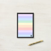 Elegantes Monogramm auf pastellfarbenem Regenbogen Post-it Klebezettel (Auf Schreibtisch)