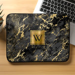 Elegantes Monogramm aus schwarzem Marmor Laptopschutzhülle<br><div class="desc">Der elegante Laptop-Ärmel ist mit einem schwarzen Marmor im Hintergrund und goldenen Venen geschmückt. Personalisieren Sie es mit Ihrem Monogramm Initial in schwarz auf einem goldgebürsteten Metallquadrat.</div>