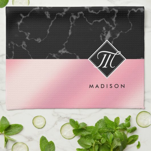 Elegantes Monogramm aus schwarzem Marmor und rosa Geschirrtuch (Gefaltet)