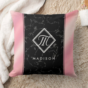 Elegantes Monogramm aus schwarzem Marmor und rosa Kissen