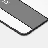 Elegantes Monogramm aus weißer Blüte und Name auf Schreibtischunterlage (Ecke)