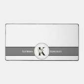 Elegantes Monogramm aus weißer Blüte und Name auf Schreibtischunterlage (Vorderseite)