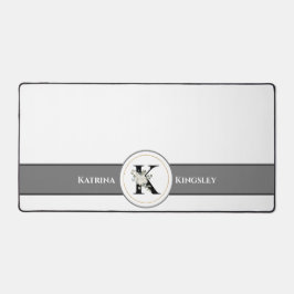 Elegantes Monogramm aus weißer Blüte und Name auf  Schreibtischunterlage