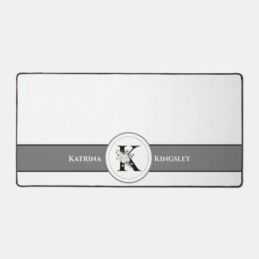 Elegantes Monogramm aus weißer Blüte und Name auf Schreibtischunterlage (Vorderseite)