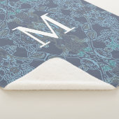 Elegantes Monogramm-Barockmuster in Blautönen Sherpadecke (3/4)