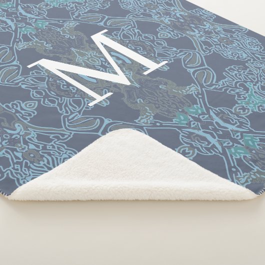 Elegantes Monogramm-Barockmuster in Blautönen Sherpadecke (3/4)