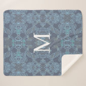 Elegantes Monogramm-Barockmuster in Blautönen Sherpadecke (Vorderseite (Horizontal))