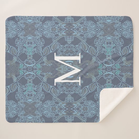 Elegantes Monogramm-Barockmuster in Blautönen Sherpadecke (Vorderseite (Horizontal))