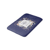 Elegantes Monogramm Hübsche Beige Blaue Blumen Flo Badematte (Schrägansicht)