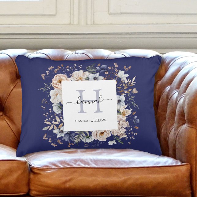 Elegantes Monogramm Hübsche Beige Blaue Blumen Flo Dekokissen (In situ)