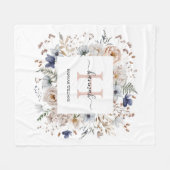 Elegantes Monogramm Hübsche Beige Blaue Blumen Flo Fleecedecke (Vorderseite (Horizontal))