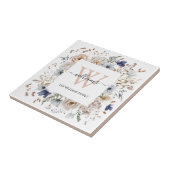 Elegantes Monogramm Hübsche Beige Blaue Blumen Flo Fliese (Seite)