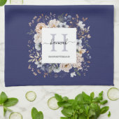 Elegantes Monogramm Hübsche Beige Blaue Blumen Flo Geschirrtuch (Gefaltet)