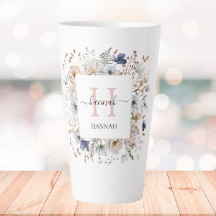 Elegantes Monogramm Hübsche Beige Blaue Blumen Flo Milchtasse