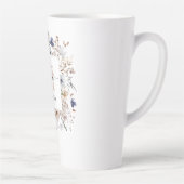 Elegantes Monogramm Hübsche Beige Blaue Blumen Flo Milchtasse (Rechts)
