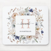 Elegantes Monogramm Hübsche Beige Blaue Blumen Flo Mousepad (Vorne)