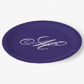Elegantes Monogramm in Navyblau Anfangsbuchstabe Pappteller (Schrägansicht)