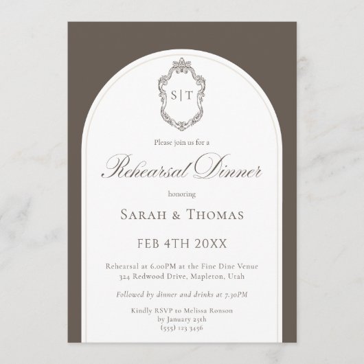 Elegantes Monogramm-Mocha-Hochzeitsprobe-Dinner Einladung (Vorderseite)