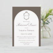 Elegantes Monogramm-Mocha-Hochzeitsprobe-Dinner Einladung (Stehend Vorderseite)