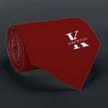 Elegantes Monogramm   Name | Deep Red | einseitig Krawatte<br><div class="desc">Eine elegante Krawatte mit einem fett-weißen Monogramm auf einem tiefmaronen roten Hintergrund. Hinzu kommt der Vor- oder Nachname,  der in allen Hauptstädte angegeben ist.</div>