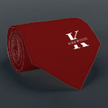 Elegantes Monogramm   Name | Deep Red | einseitig Krawatte<br><div class="desc">Eine elegante Krawatte mit einem fett-weißen Monogramm auf einem tiefmaronen roten Hintergrund. Hinzu kommt der Vor- oder Nachname,  der in allen Hauptstädte angegeben ist.</div>