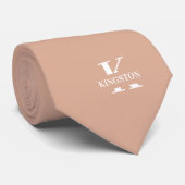 Elegantes Monogramm + Name in Staubrose Krawatte (Gerollt)