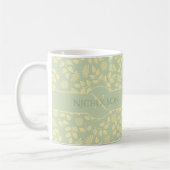 Elegantes Monogramm Name Leaf Muster Pastel Grün Kaffeetasse (Links)