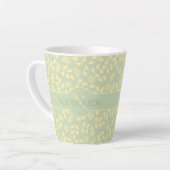Elegantes Monogramm Name Leaf Muster Pastel Grün Milchtasse (Linke Ecke)