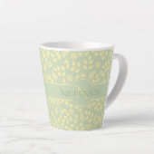 Elegantes Monogramm Name Leaf Muster Pastel Grün Milchtasse (Rechte Ecke)