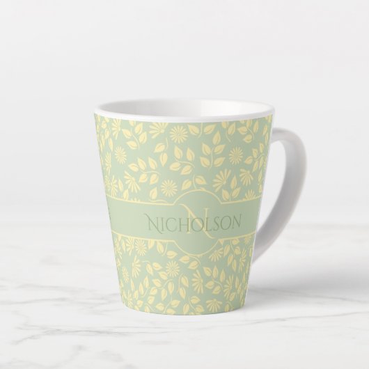 Elegantes Monogramm Name Leaf Muster Pastel Grün Milchtasse (Rechte Ecke)