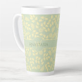Elegantes Monogramm Name Leaf Muster Pastel Grün Milchtasse (Linke Ecke)