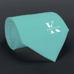Elegantes Monogramm   Name | Meeresblau | einseiti Krawatte<br><div class="desc">Ein eleganter,  einseitiger Hals mit einem fett-weißen Monogramm über einem tiefen Meeresboden. Hinzu kommt der Vor- oder Nachname,  der in allen Hauptstädte angegeben ist.</div>