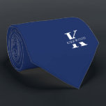 Elegantes Monogramm   Name | Navy Blue | beidseiti Krawatte<br><div class="desc">Ein eleganter, zweiseitiger Hals mit einem fett-weißen Monogramm auf einem tiefen Navy Blue Hintergrund. Hinzu kommt der Vor- oder Nachname, der in allen Hauptstädte angegeben ist. Wenn Sie einen mutigeren Blick auf den persönlichen Namen im großen Buchstaben bevorzugen, können Sie folgendes tun: Benutzen Sie die Funktion Anpassen/Bearbeiten und klicken Sie...</div>
