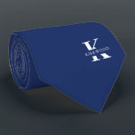 Elegantes Monogramm   Name | Navy Blue | beidseiti Krawatte<br><div class="desc">Ein eleganter, zweiseitiger Hals mit einem fett-weißen Monogramm auf einem tiefen Navy Blue Hintergrund. Hinzu kommt der Vor- oder Nachname, der in allen Hauptstädte angegeben ist. Wenn Sie einen mutigeren Blick auf den persönlichen Namen im großen Buchstaben bevorzugen, können Sie folgendes tun: Benutzen Sie die Funktion Anpassen/Bearbeiten und klicken Sie...</div>