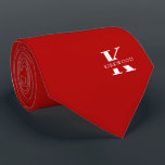 Elegantes Monogramm   Name | Scharlachrot Krawatte<br><div class="desc">Eine elegante Krawatte mit einem fett-weißen Monogramm auf einem hellen, knallroten Hintergrund. Hinzu kommt der Vor- oder Nachname, der in allen Hauptstädte angegeben ist. Wenn Sie einen mutigeren Blick auf den persönlichen Namen im großen Buchstaben bevorzugen, können Sie folgendes tun: Benutzen Sie die Funktion Anpassen/Bearbeiten und klicken Sie auf den...</div>